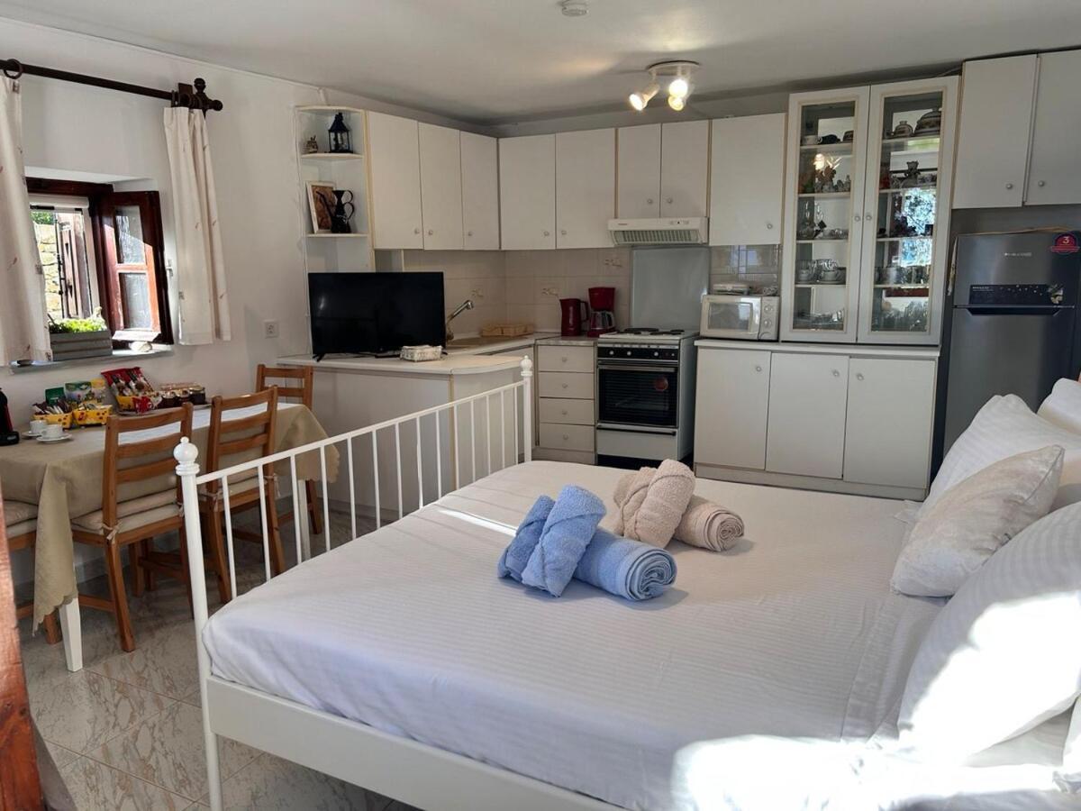 Grandpa Simos' Traditional Guest House Agios Romanos Buitenkant foto